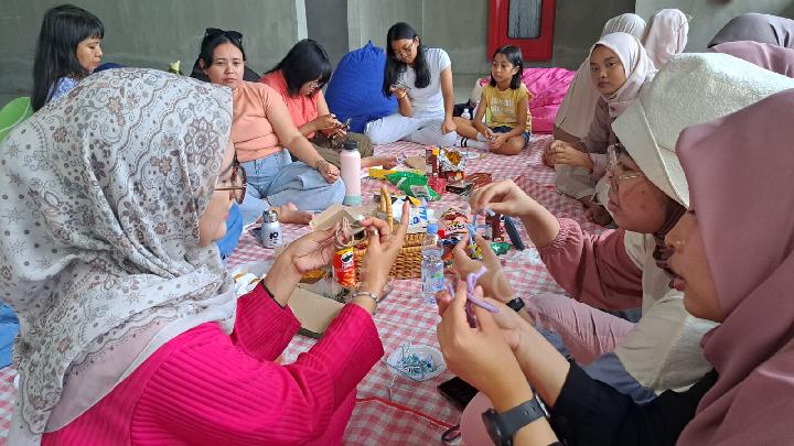 Peserta piknik sore di Jakarta Future Festival belajar meronce bag charm pada Sabtu, 14 Juni 2025. TEMPO/Mila Novita