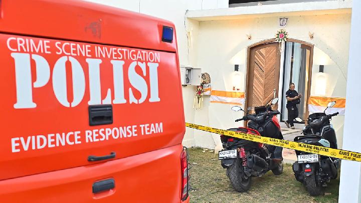 Polisi memeriksa TKP peristiwa penembakan terhadap dua orang warga negara Australia di bangunan vila di Desa Munggu, Badung, 14 Juni 2025 Jajaran Polda Bali dan Polres Badung melakukan penyelidikan terkait peristiwa penembakan yang menewaskan warga Australia berinisial ZR dan melukai WN Australia lainnya berinisial SG yang tinggal vila tersebut pada Sabtu dini hari. Antara/Fikri Yusuf