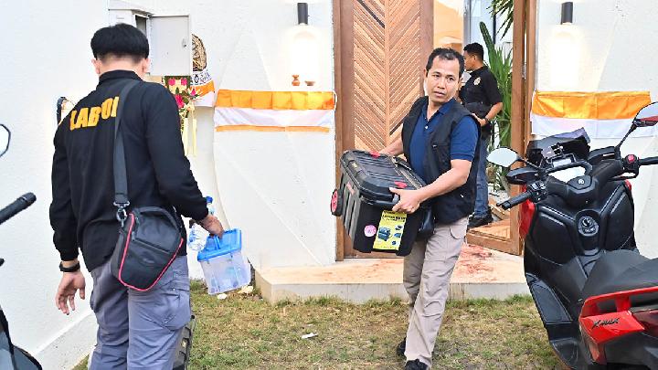Polisi membawa peralatan untuk memeriksa TKP peristiwa penembakan terhadap dua orang warga negara Australia di bangunan vila di Desa Munggu, Badung, 14 Juni 2025. Antara/Fikri Yusuf