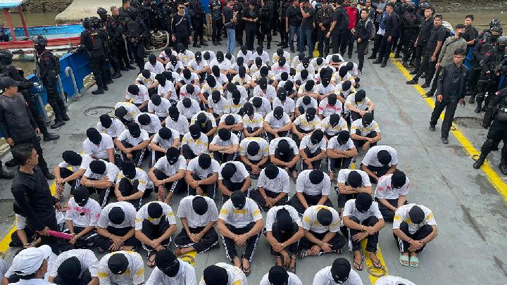 100 Handcuffed Drug Convicts Sent to Nusakambangan Prison