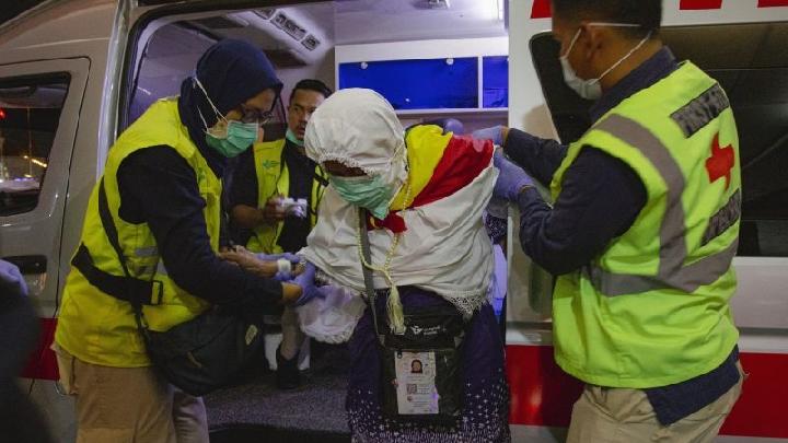 Petugas membantu seorang haji lansia turun dari ambulans setibanya di Asrama Haji Batam, Kepulauan Riau, Kamis 12 Juni 2025. ANTARA FOTO/Teguh Prihatna/tom.