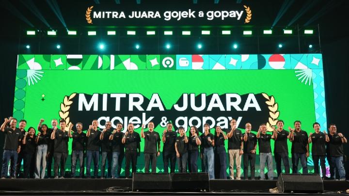 Direktur Utama GoTo, Patrick Walujo (tengah) saat memberikan penghargaan kepada mitra Gojek dan GoPay di Jakarta, pada Sabtu, 14 Juni 2025. Dok. Gojek