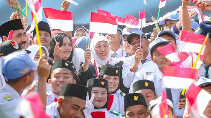 Gubernur Jawa Timur, Khofifah Indar Parawansa (tengah) membawa bendera bersama para pelajar saat pembukaan Masa Pengenalan Lingkungan Sekolah (MPLS) di SMK Negeri 5 Surabaya, Jawa Timur, Senin, 17 Juli 2023. DOK. PEMPROV JAWA TIMUR