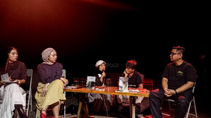 Bincang buku dua antologi puisi terbitan Velodrom, Seperti Orang Mati yang Hidup karya Willy Fahmy Agiska dan Melahirkan Ibu karya Aghnia Tazqiah di Atelir Ceremai, Ahad, 8 Juni 2025. TEMPO/Muhammad Rifan Prianto