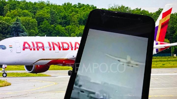 Pengguna ponsel melihat video yang diduga rekaman detik-detik jatuhnya pesawat Air India di Bogor, 15 Juni 2025. Tempo/Bintari Rahmanita
