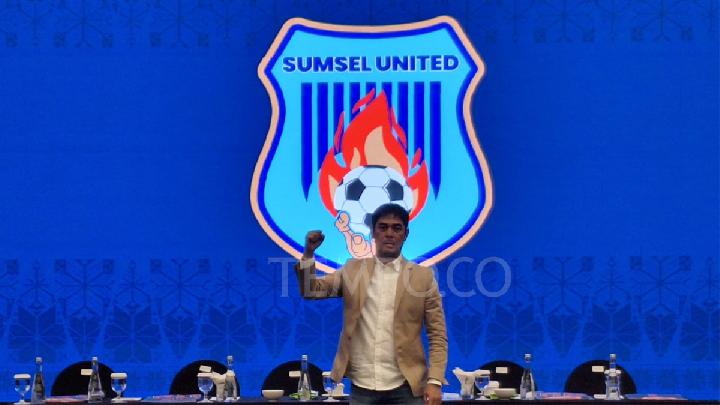 Pelatih Sumsel United Nil Maizar dalam agenda launcing klub sepak bola baru asal Sumatera Selatan, 14 Juni 2025. TEMPO/Yuni Rahma