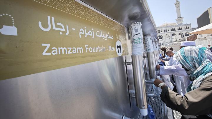 Alasan Jemaah Haji Dilarang Bawa Air Zamzam di Koper Bagasi | tempo.co