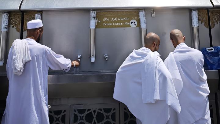 PPIH Bongkar Ratusan Koper Jemaah Haji Berisi Air Zamzam