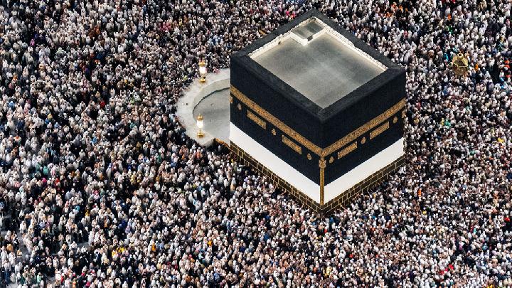 Jemaah haji dari berbagai negara melakukan Tawaf di Masjidil Haram, Makkah, Arab Saudi, 15 Juni 2025. Menurut Saudi Press Agency, kapasitas Masjidil Haram pada tahun 2025, setelah perluasan tahap ketiga selesai, mencapai tiga juta orang per hari dengan adanya peningkatan luas area Masjidil Haram dari 414.000 meter persegi menjadi 1,5 juta meter persegi. Antara/Andika Wahyu
