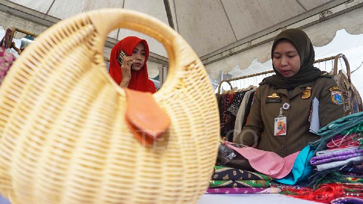 Pengunjung bazar Usaha Mikro, Kecil dan Menengah (UMKM) melihat produk yang dijual di Halaman Kantor Dewan Perwakilan Rakyat Daerah (DPRD) Jakarta, Kebon Sirih, Jakarta, 16 Juni 2025. Menyambut Hari Ulang Tahun (HUT) Jakarta ke-498, DPRD Jakarta mengadakan bazar UMKM pada 16 - 20 Juni 2025. Ketua DPRD Jakarta Khoirudin berharap kegiatan ini dapat mendekatkan antara UMKM dengan masyarakat dan anggota DPRD serta dapat meningkatkan omset UMKM. Tempo/Ilham Balindra