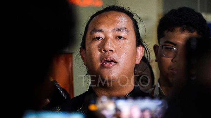 Kepala Divisi Hukum KontraS sekaligus anggota Tim Advokasi Untuk Demokrasi (TAUD), Andrie Yunus memberikan keterangan saat mendatangi gedung Bareskrim Polri, Mabes Polri, Jakarta, 16 Juni 2025. Tempo/Martin Yogi Pardamean
