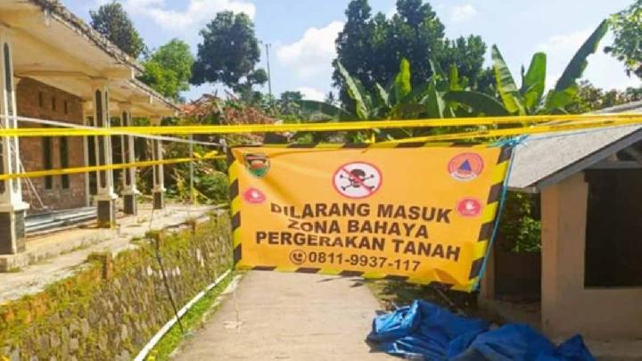 Over 200 Purwakarta Villagers Displaced as Soil Movement Destroys Homes