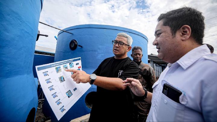 Wali Kota Bandung Muhammad Farhan, memaparkan alur pengolahan sampah biodigester di Pasar Gedebage, Ahad, 15 Juni 2025. Dok. Pemkot Bandung