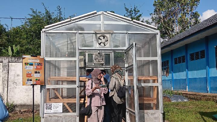 Greenhouse Smart Solar Dryer yang ada di belakang Sekolah Menengah Kejuruan Negeri 1 Jarai, Kabupaten Lahat. Senin, 16 Juni 2025. TEMPO/Yuni Rahmawati