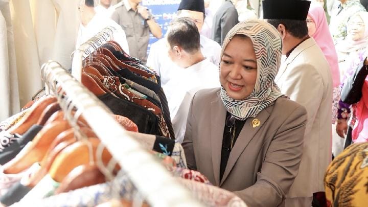 Ketua Komisi D DPRD Provinsi DKI Jakarta Yuke Yurike, mengunjungi bazar murah yang digelar Sekretariat DPRD Provinsi DKI Jakarta pada Senin, 16 Juni 2025. Dok. DPRD DKI Jakarta