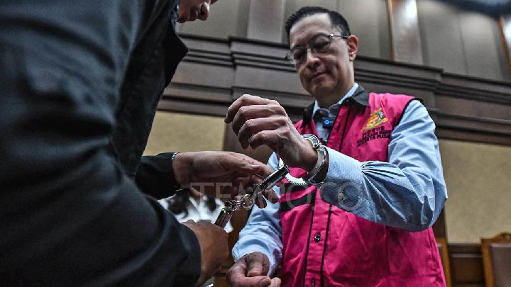 Terdakwa kasus dugaan korupsi impor gula Thomas Trikasih Lembong atau Tom Lembong mengikuti sidang lanjutan di Pengadilan Tipikor, Jakarta, 17 Juni 2025. Sidang tersebut beragendakan mendengarkan keterangan saksi yang dihadirkan Jaksa Penuntut Umum (JPU). Tempo/Tony Hartawan