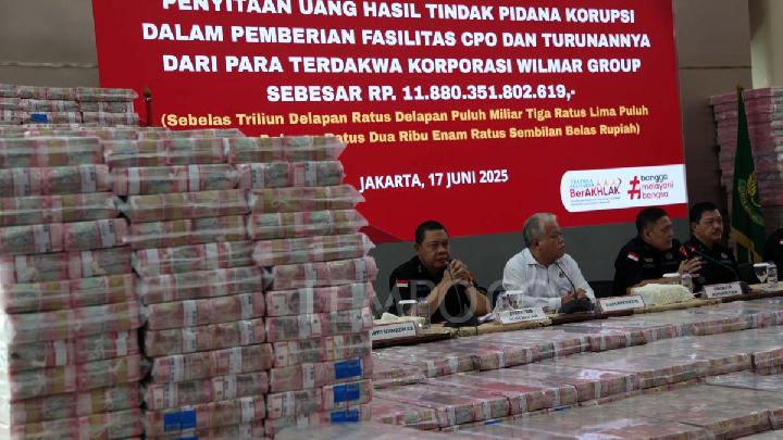 (Ki-ka) Direktur Penyidikan Jampidsus Abdul Qohar, Kepala Pusat penerangan Hukum (Kapuspenkum) Harli Siregar dan Direktur Penuntutan Kejaksaan Agung Sutikno saat menyampaikan keterangan saat konferensi pers kasus korupsi ekspor crude palm oil (CPO) di Gedung Bundar Jampidus Kejaksaaan Agung (Kejagung), Jakarta, 17 Juni 2025. Kejagung menyita Rp11,8 triliun lebih yang merupakan penyerahan dari lima terdakwa korporasi dalam Wilmar Group terkait kasus korupsi ekspor CPO. Tempo/Amston Probel