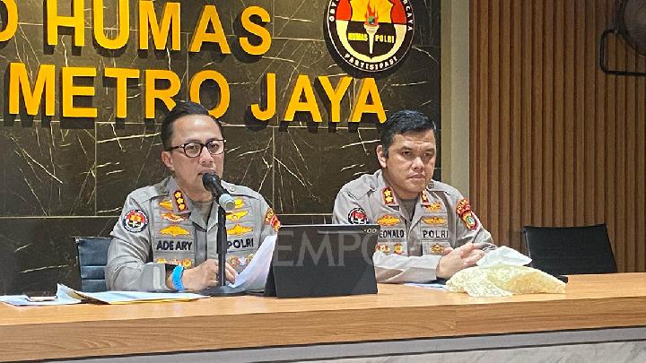 Kabid Humas Polda Metro Jaya Komisaris Besar Ade Ary Syam Indradi (kiri) dan Kasubdit Penmas Polda Metro Jaya Ajun Komisaris Besar Reonald Simanjuntak di Mapolda Metro Jaya, 17 Juni 2025. Tempo/Oyuk Ivani Siagian