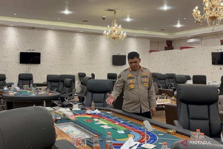 Kepala Bidang Humas Polda Jabar, Kombes Pol Hendra Rochmawan saat memberikan keterangan di lokasi perjudian kasino di Kota Bandung, Jawa Barat, Selasa (17/6/2025). (ANTARA/Rubby Jovan)