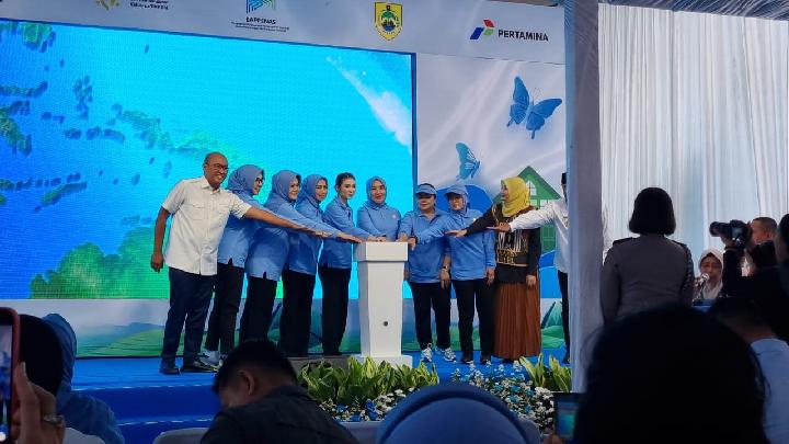 Istri Wakil Presiden Gibran Rakabuming Raka, Selvi Ananda (lima dari kiri) hadir dalam peresmian sumur bor yang pembangunannya diinisiasi oleh organisasi Solidaritas Perempuan Indonesia (Seruni) Kabinet Merah Putih dibantu sejumlah kementerian di Kabupaten Sragen, Jawa Tengah, Selasa, 17 Juni 2025. TEMPO/Septhia Ryanthie