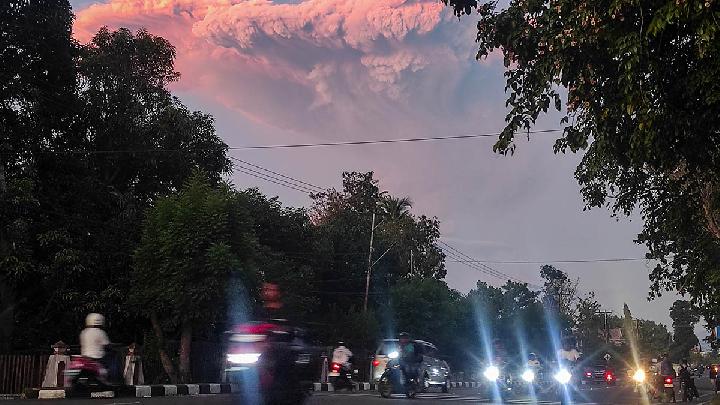 Geological Agency Warns of Mount Lewotobi's Explosive Eruption Due to Gas Blockage