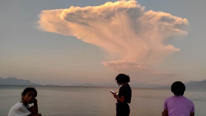 Thunderous Boom Heard as Mount Lewotobi Erupts Again