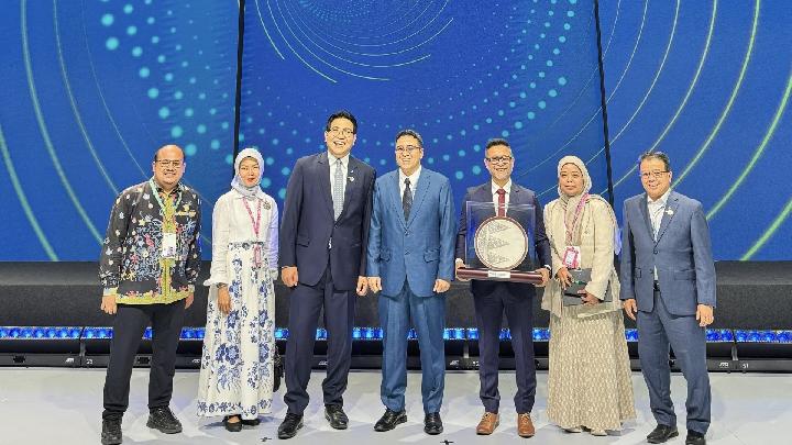 Manager CSR Pertamina Mohamad Roby Hervindo, menerima penghargaan juara pertama kategori Trailblazer dari President & Group CEO Petronas, Tan Sri Tengku Muhammad Taufik, di Kuala Lumpur, Malaysia, pada Senin, 16 Juni 2025. Dok. Pertamina 