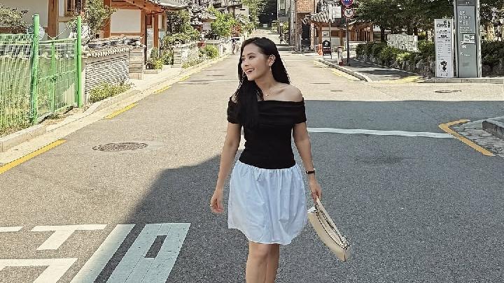 Inspirasi OOTD Prilly Latuconsina Tampil Manis dengan Busana Monokrom 