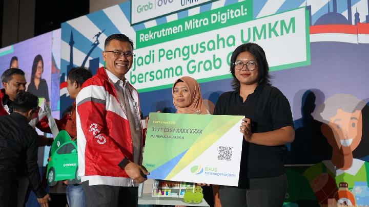 Direktur Kepesertaan BPJS Ketenagakerjaan Pramudya Iriawan Buntoro (kiri), menyerahkan kartu kepesertaan kepada seorang calon mitra digital dalam Program Rekrutmen Mitra Digital di Gedung SMESCO Indonesia, Jakarta, Selasa, 17 Juni 2025. Dok. BPJS Ketenagakerjaan