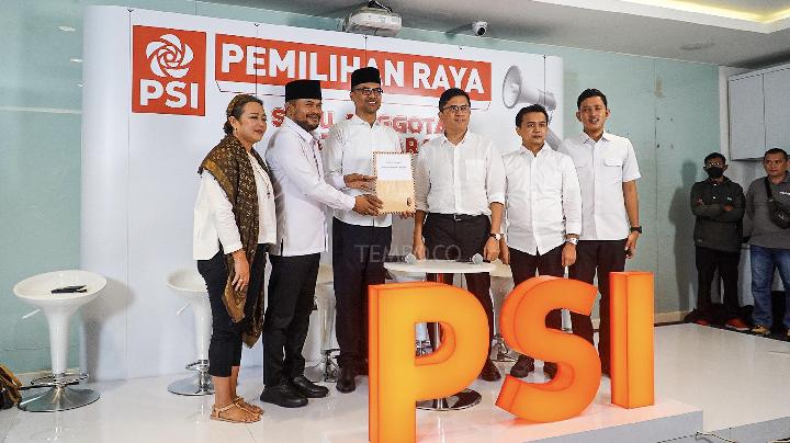 Wakil Ketua I PSI DPW Jabar Ronald Aristone Sinaga (ketiga dari kiri) resmi mendaftar sebagai calon ketua umum PSI. Dia telah  menyerahkan dokumen dukungan dari 6 DPW dan 36 DPD di kantor DPP PSI, Jakarta pada Rabu, 18 Juni 2025. Tempo/Martin Yogi Pardamean