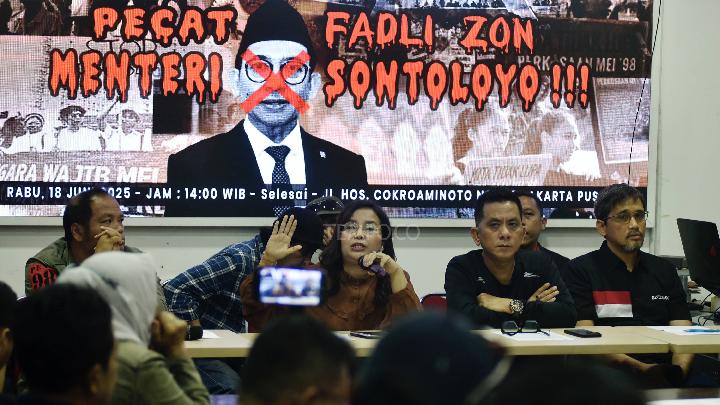 Aktivis 98, Jimmy Fajar (tengah) dan Alex Leonardo Rumbi (kanan) bersama gerakan PENA 98, Barikade 98, Gerak 98, FK 98, KA KBUI 98, dan Perhimpunan Aktivis 98, memberikan keterangan kepada awak media, di Jakarta, 18 Juni 2025.  Para aktivis mengecam keras pernyataan Menteri Kebudayaan Fadli Zon dan mendesak dipecat dari jabatannya sebagai Menteri dan menuntut agar ia meminta maaf kepada seluruh rakyat Indonesia terkait pernyataannya menyebut peristiwa pemerkosaan massal pada Kerusuhan Mei 1998 sebagai rumor dan meminta bukti atas kejadian tersebut. Tempo/Imam Sukamto