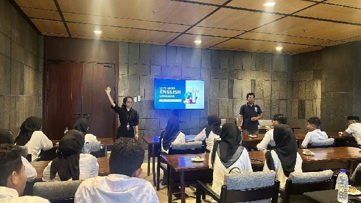Warga desa penyangga The Golo Mori mendapat pelatihan bahasa Inggris pariwisata. dok. ITDC