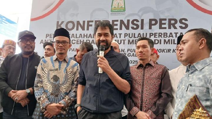 Gubernur Aceh Muzakir Manaf saat memberikan keterangan pada konferensi pers, di Jantho, Kabupaten Aceh Besar, 18 Juni 2025. Antara/Rahmat Fajri