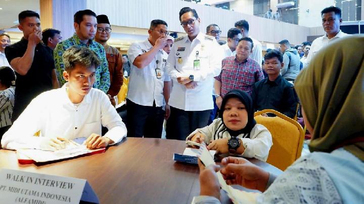 Wali Kota Medan Rico Waas saat meninjau job fair Medan, Rabu, 18 Juni 2025. Dok: Diskominfo Medan
