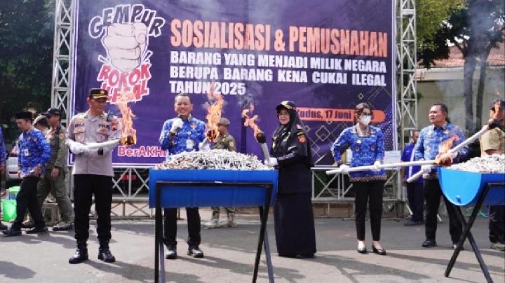 Bea Cukai dan Pemkab Kudus Musnahkan Jutaan Batang Rokok Ilegal Senilai Rp 8,28 Miliar