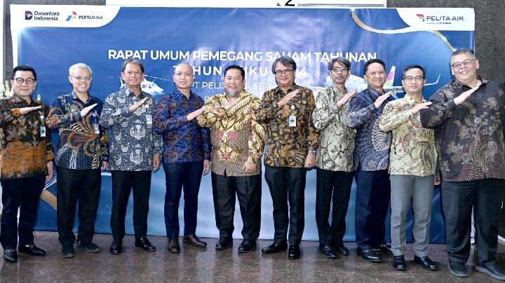 Direktur Utama Pelita Air Dendy Kurniawan (kelima kanan), beserta jajaran dalam Rapat Umum Pemegang Saham (RUPS) Tahunan Tahun Buku 2024 di Jakarta. Dok. Pertamina
