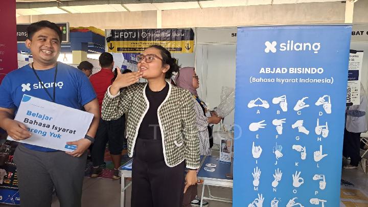 Silang.id membuka kelas bahasa isyarat di Jakarta Future Festival pada 13-15 Juni 2025. TEMPO/Mila Novita