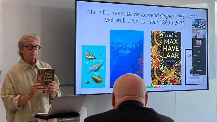 Guru Besar Emeritus Sastra Afrika Selatan Sane Jansen berbicara dalam Simposium Internasional Multatuli di Vrije Universiteit Amsterdam, Belanda pada 18 Juni 2025. Tempo/Linawati Sidarto