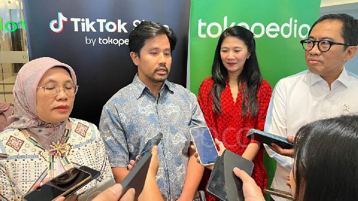 Direktur Jenderal Industri Kecil, Menengah, dan Aneka Kementerian Perindustrian Reni Yanita (kiri), Head of Communications Tokopedia dan TikTok E-Commerce, Aditia Grasio Nelwan, Direktur Utama Tokopedia Vonny Ernita Susamto, dan Wakil Menteri Perindustrian Faisol Riza di Tokopedia Tower Ciputra World 2, 19 Juni 2025. Tempo/Alfitria