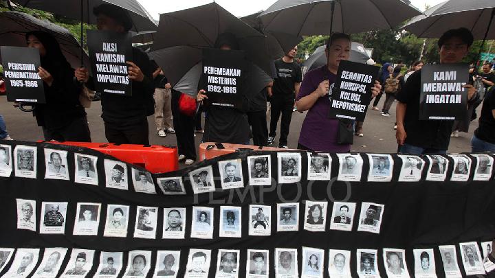 Aksi Kamisan ke-865 di depan Istana Negara Jakarta, 19 Juni 2025. Aksi Kamisan ini mengambil tema 