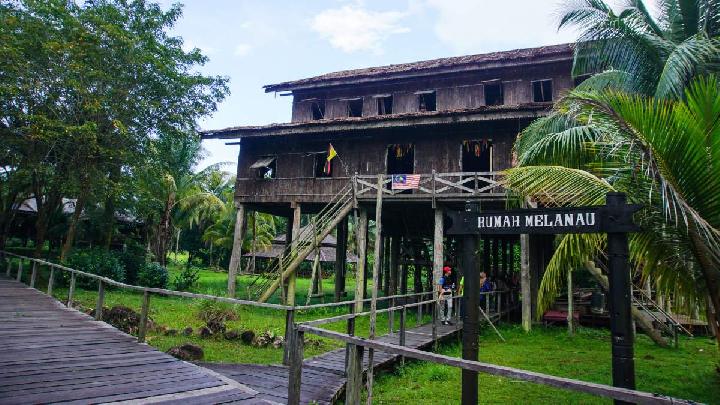 Rumah tradisional di Kampung Budaya Sarawak, Malaysia. Shutterstock