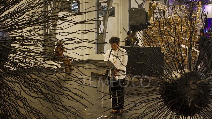 Pengunjung melihat karya seni dalam Pameran Jakarta Provoke 2025 di Gedung Pos Bloc, Jakarta, 19 Juni 2025. Tempo/Magang/Muhammad Rizky Fadhlurahman