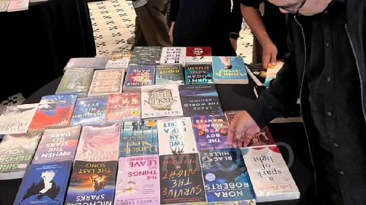 Sebagian buku yang akan dipamerkan dalam ajang bazar buku internasional Big Bad Wolf 2025 di JEC Yogyakarta, 26 Juni-6 Juli 2025. Tempo/Pribadi Wicaksono