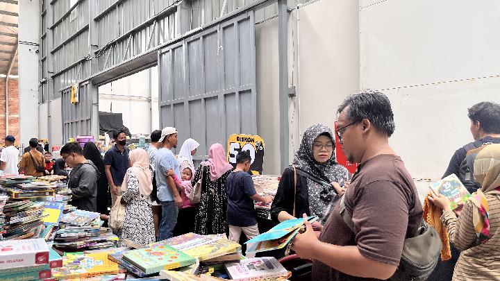 Gudang buku keliling Out of the Boox yang berlangsung hingga 15 Juli 2025 di  di tujuh kota: Jakarta, Cirebon, Purwokerto, Sidoarjo, Malang, Kediri, dan Medan.