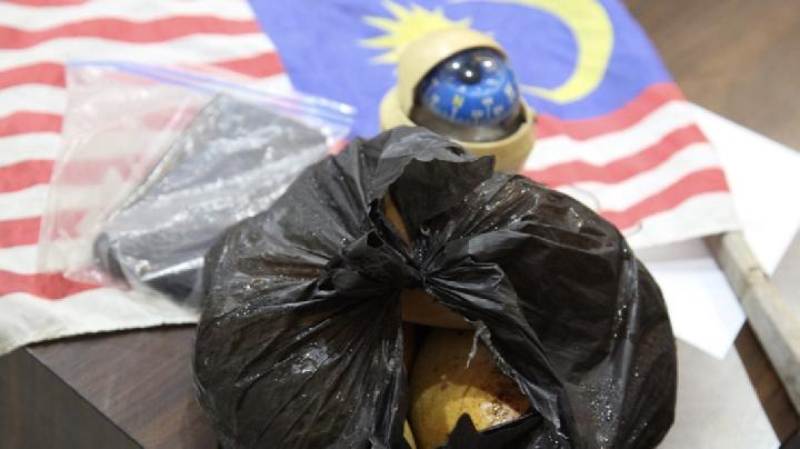 Penyidik Bea Cukai Riau menyerahkan tersangka Z dan berkas kasus penyelundupan 28.000 kg mangga asal Malaysia kepada Jaksa Penuntut Umum di Kantor Kejari Siak, pada Selasa, 17 Juni 2025. Dok. Bea Cukai