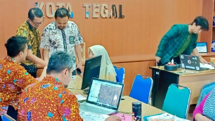 Direktur Jenderal Pendidikan Anak Usia Dini, Pendidikan Dasar, dan Pendidikan Menengah, Gogot Suharwoto, meninjau pelaksanaan SPMB 2025. Dok. Kemendikdasmen