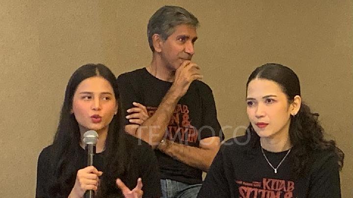 (dari kiri) Yunita Siregar dan Dinda Kanya Dewi saat menghadiri konferensi pers peluncuran trailer dan poster film Kitab Sijjin & Illiyyin di kawasan Cikini, Jakarta , 20 Juni 2025. Tempo/Jasmine