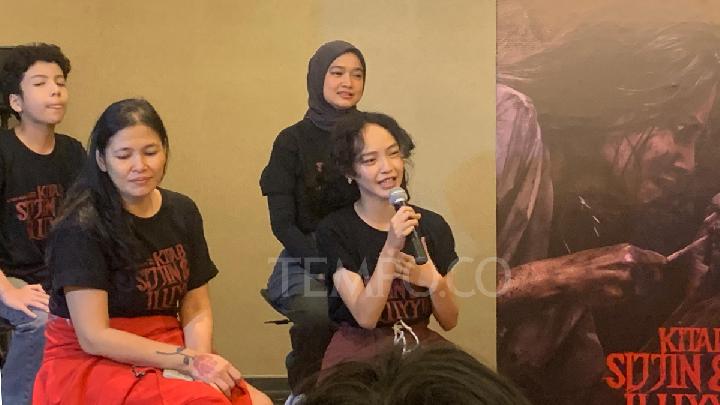 Aktris Kawai Labiba bercerita tentang debut film horornya saat menghadiri konferensi pers peluncuran trailer dan poster film Kitab Sijjin & Illiyyin di Cikini, Jakarta Pusat, 20 Juni 2025. Tempo/Jasmine