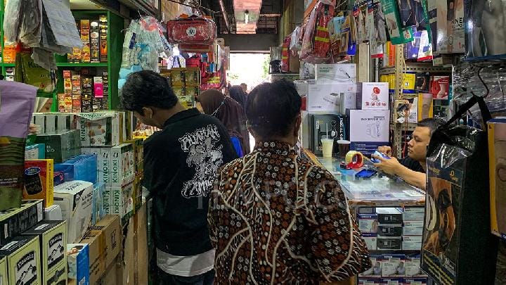 Kios obat di dalam Pasar Pramuka, Jakarta, 20 Juni 2025. Tempo/Martin Yogi Pardamean