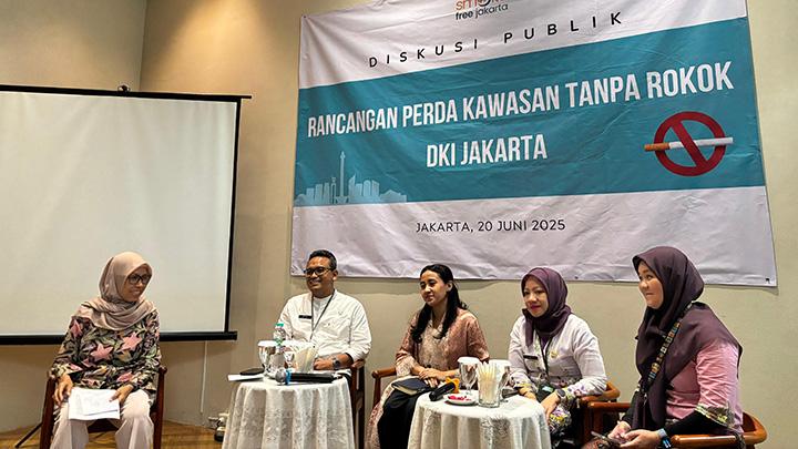 Ketua Pansus Ranperda KTR bersama Dinas Kesehatan DKI Jakarta dan Biro Hukum DKI Jakarta bersama Ketua Smokefree Jakarta dalam Diskusi Publik Rancangan Perda Kawasan Tanpa Rokok DKI Jakarta. Tempo/Amira Nada Fauziyyah